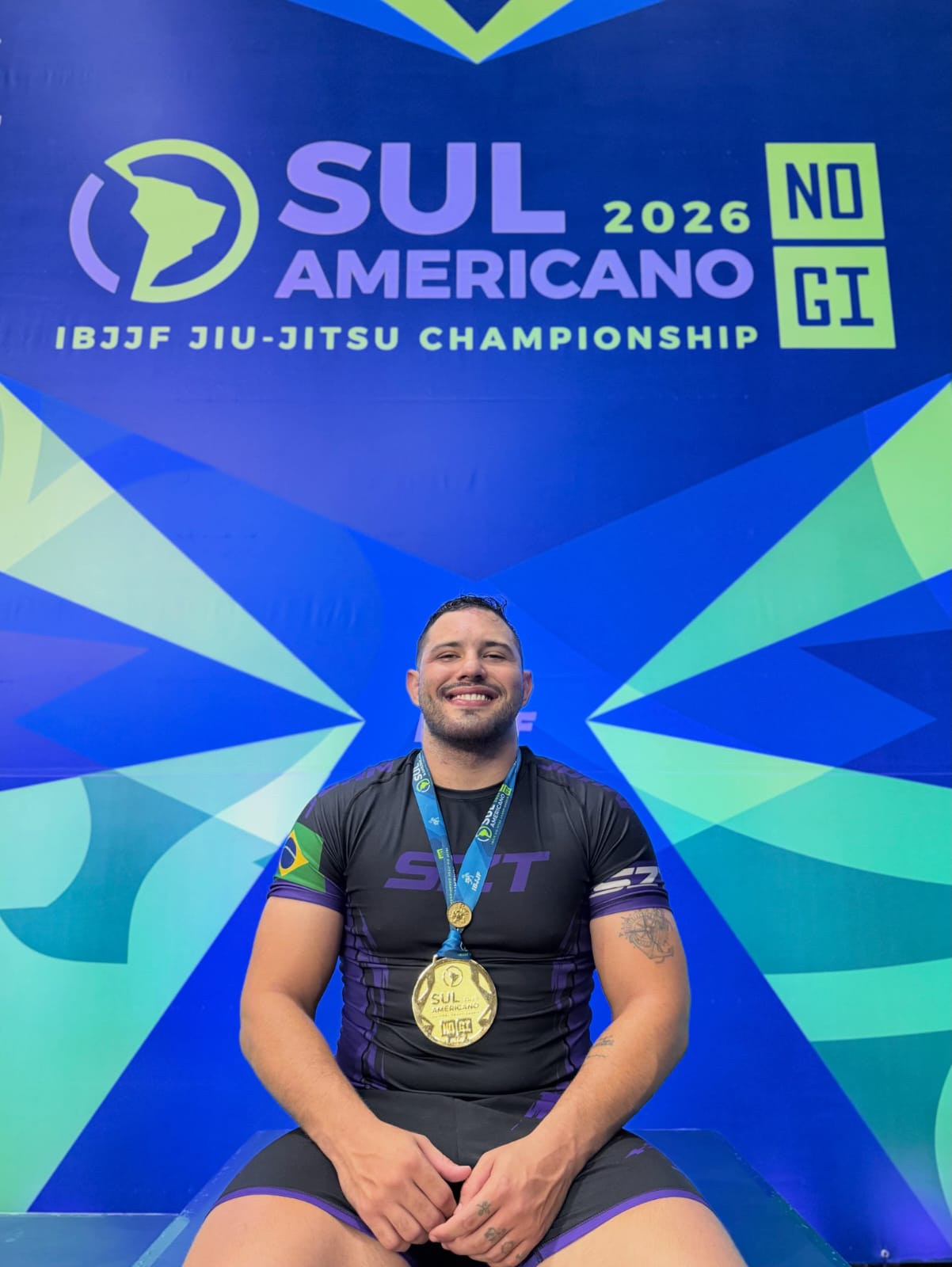 John Heimar no pódio do Campeonato Sul-Americano de Jiu-Jitsu, faixa roxa adulto