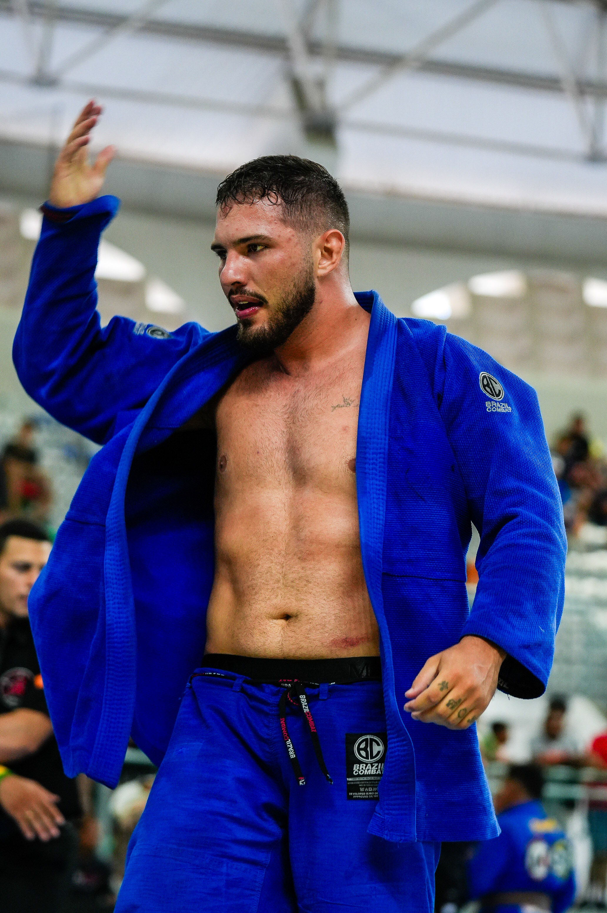 John Heimar levantando a mão em vitória na competição